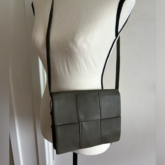 Kendall & Kylie army green crossbody purse. Brand new with tag, unworn. - Picture 1 of 5